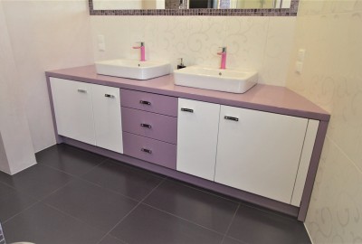 salle de bains vernis blanc et violet