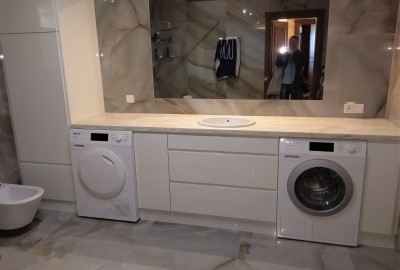 Varnished bathroom with Corian countertop